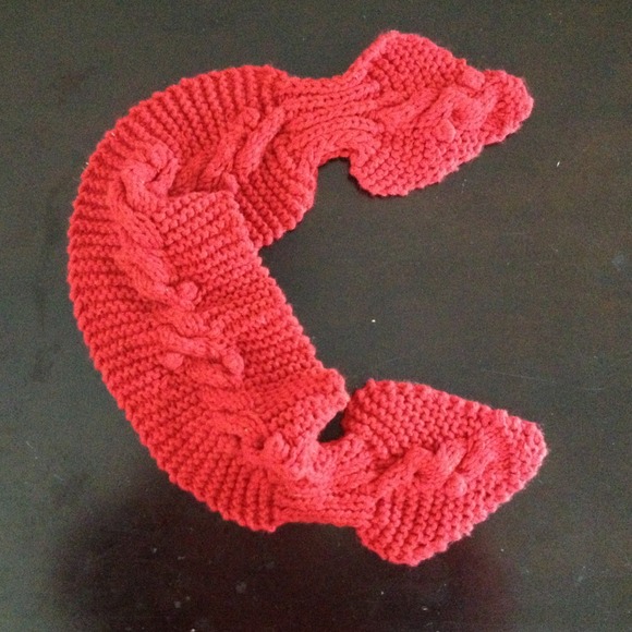 Cute red scarf - Picture 2 of 3