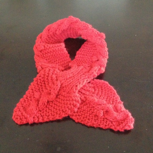 Cute red scarf - Picture 3 of 3