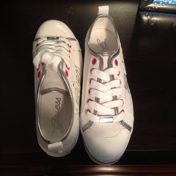 REDUCED Brand new Guess Mikale shoes size 5 - Picture 2 of 4