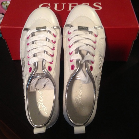 REDUCED Brand new Guess Mikale shoes size 5 - Picture 4 of 4