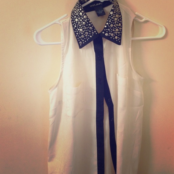 Super cute collared off white tank