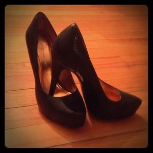 BCBG Snake skinned black pumps!! size 6