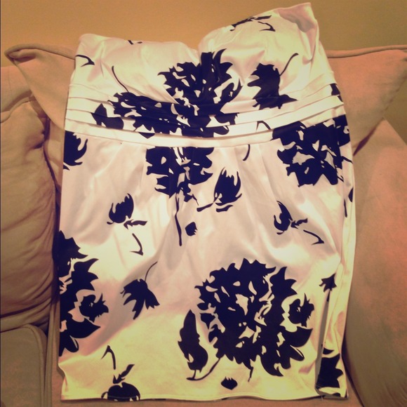🌟 Sold in bundle Black and white strapless dress.