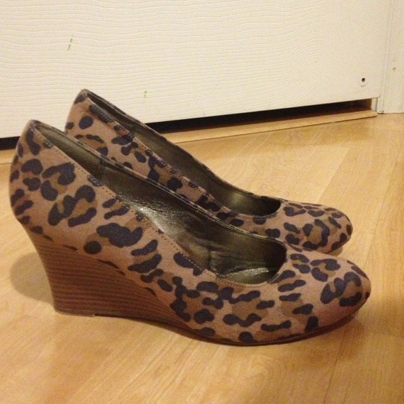Cheetah print wedges! 💛