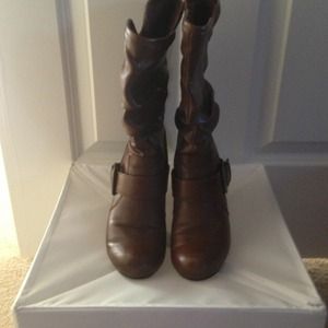 Low heel brown boot.