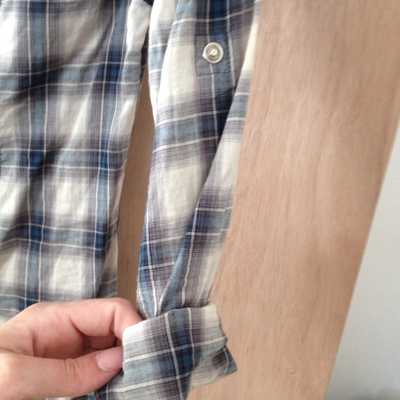 Button down - Picture 3 of 3