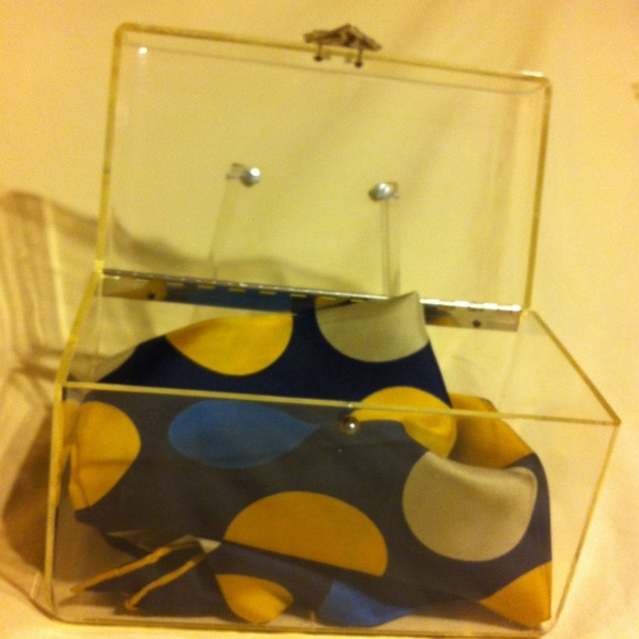 🎀🎀Vintage Crystal Clear Purse called"Classy"🎀🎀 - Picture 2 of 4