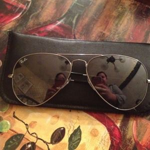 *Authentic aviator style Ray Bans
