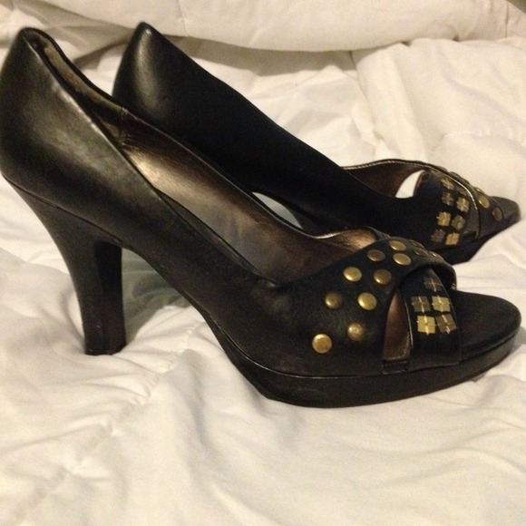 LEI 8 1/2 black peep toe heels with gold emb. - Picture 1 of 3