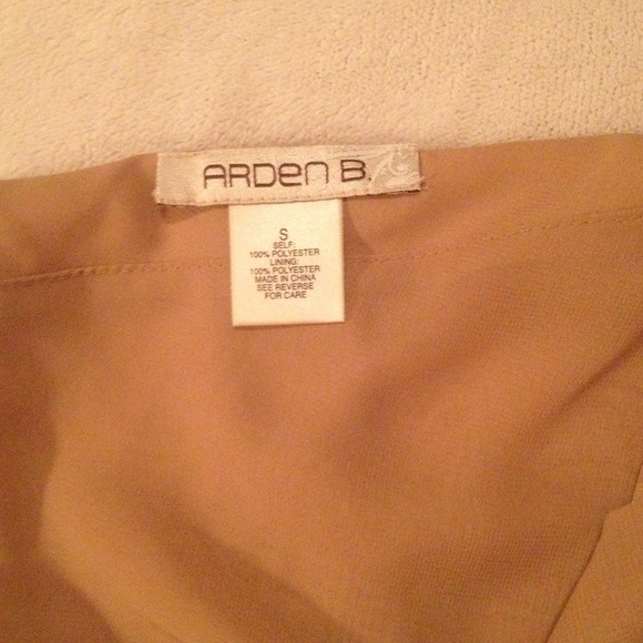 SOLD Beautiful Arden B Gold Sparkle Top - Picture 3 of 3