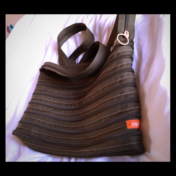 Green Zip it hand bag.