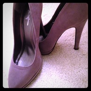 **SOLD** Classic Gray Pumps
