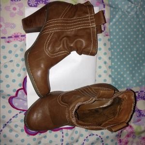 👢Brown boots that go just past your ankle👢