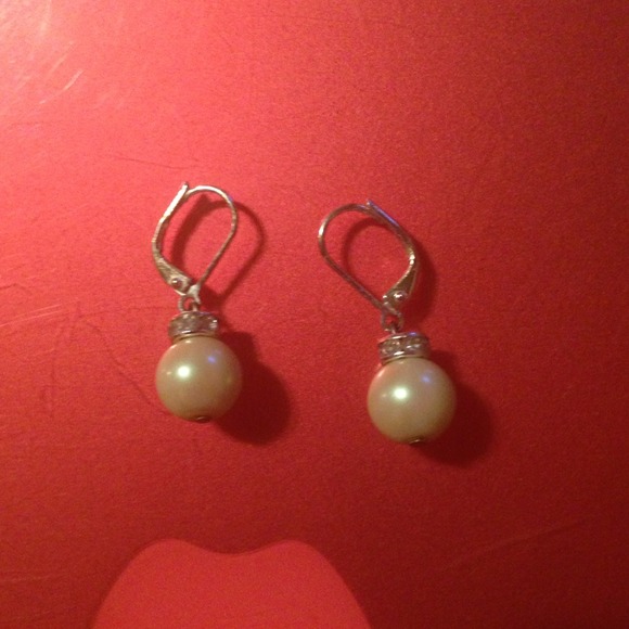 Pearl and rhinestone ear rings