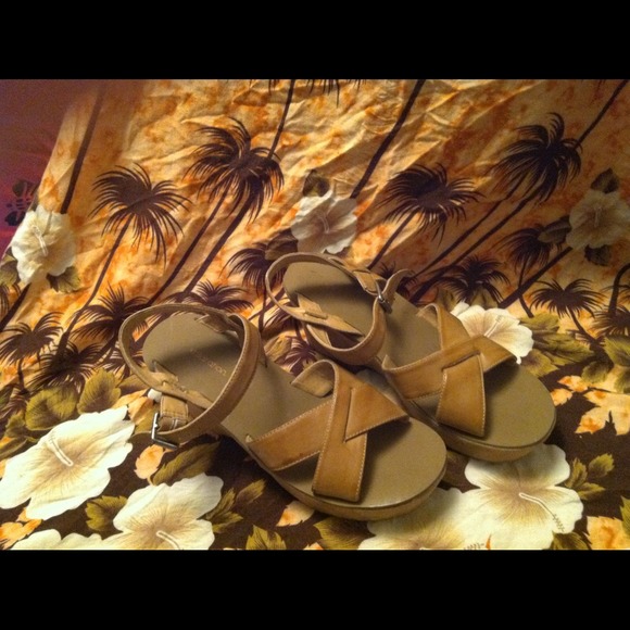 Xhilaration beige platform wedge