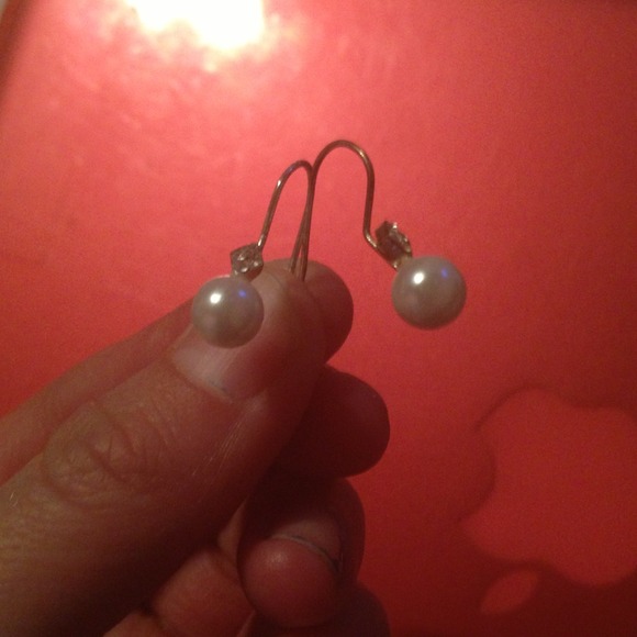Small pearl ear rings with rhinestone