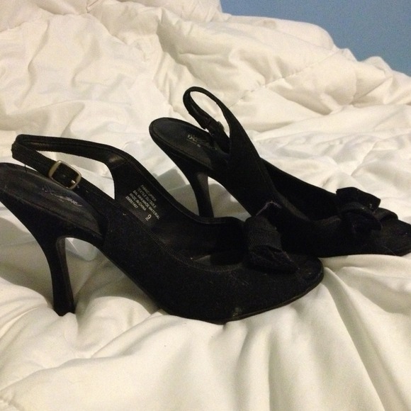 Mossimo size 9 black peeptoe heels with bow