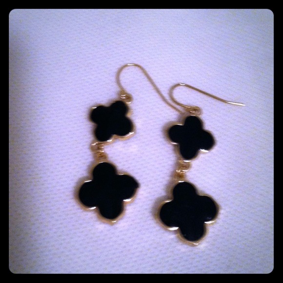 2 pairs of clover shaped earrings-MOP and black