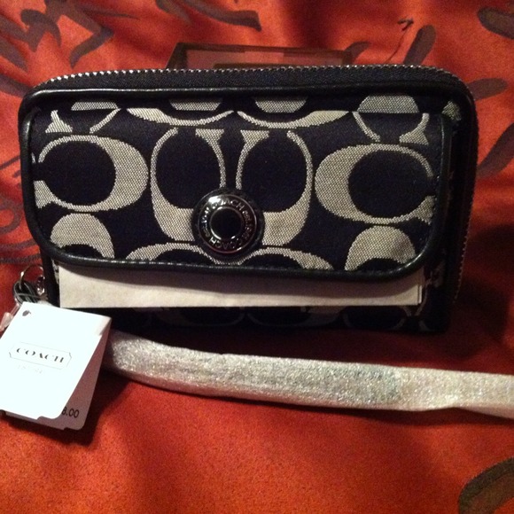 📌SOLD📌 Authentic COACH wristlet/wallet - Picture 2 of 4