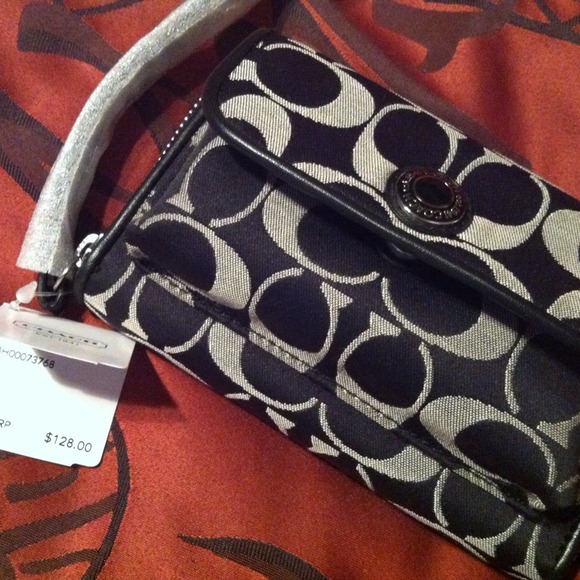 📌SOLD📌 Authentic COACH wristlet/wallet - Picture 3 of 4