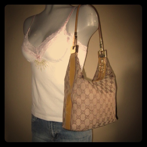 SOLD  💯Authentic Gucci beige hobo bag preowned