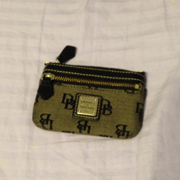 ⛔REDUCED ⛔Dooney & Bourke coin purse w/ red 👛❤