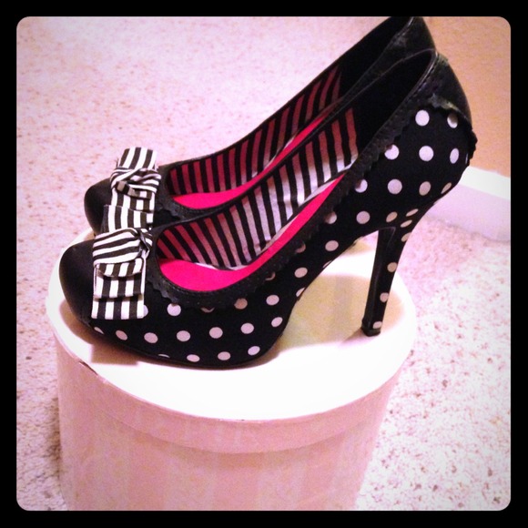 White &black polka dot pumps