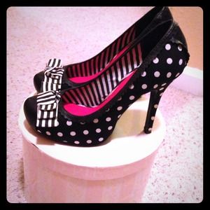 White &black polka dot pumps