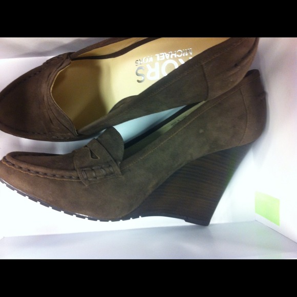 MK super cute suede wedges💋