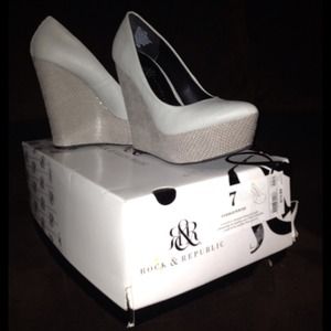 Rock & Republic Edge Pewter wedge heels Size 7