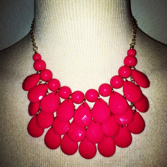 *NWT* Glamorous pink 3 layer statement necklace🎀 - Picture 2 of 4