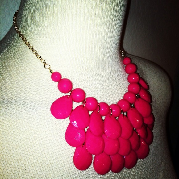 *NWT* Glamorous pink 3 layer statement necklace🎀 - Picture 3 of 4