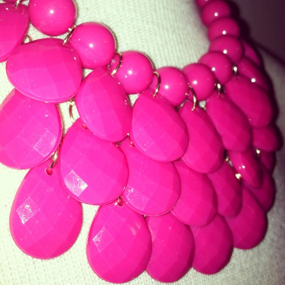 *NWT* Glamorous pink 3 layer statement necklace🎀 - Picture 4 of 4