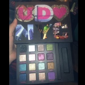 Traded Urban decay book of shadows and mac format