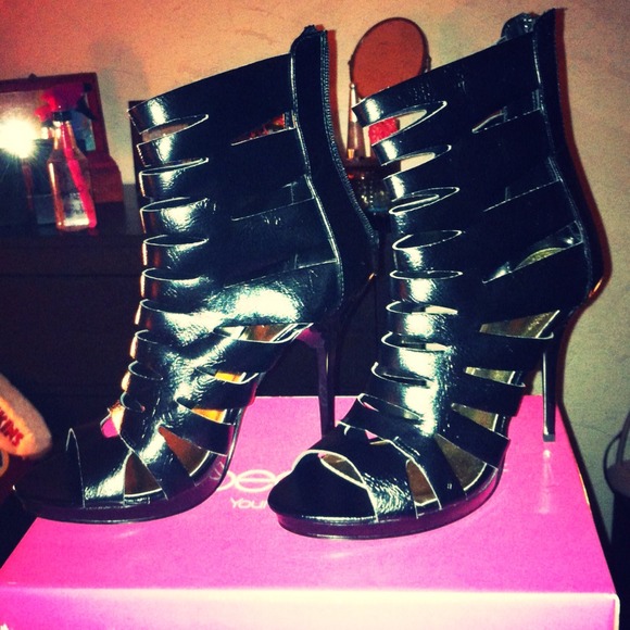 Gaia black heels