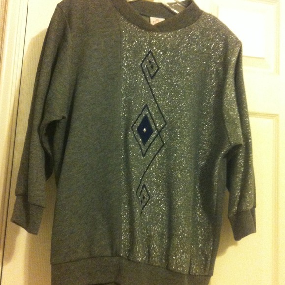 Super adorable grey 3/4 sleeve sweater/top