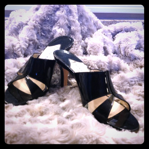 Anne Klein Black leather sandals.