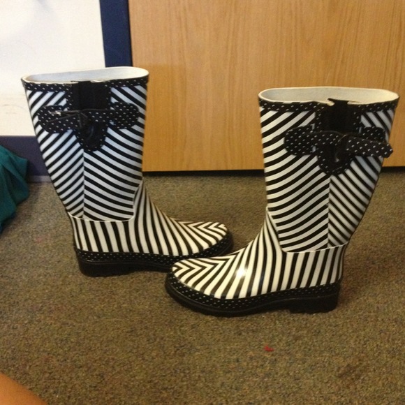 🔴 SOLD Black and white rain boots! - Picture 2 of 4