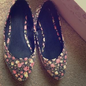 Great shape floral spring flats !!