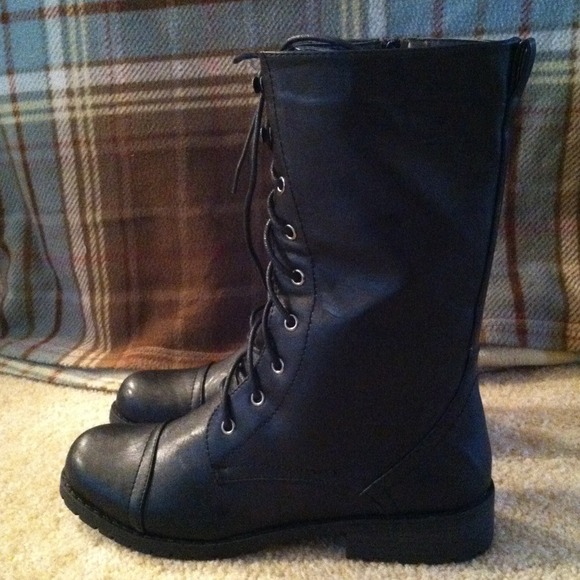 Black combat boot NWOT