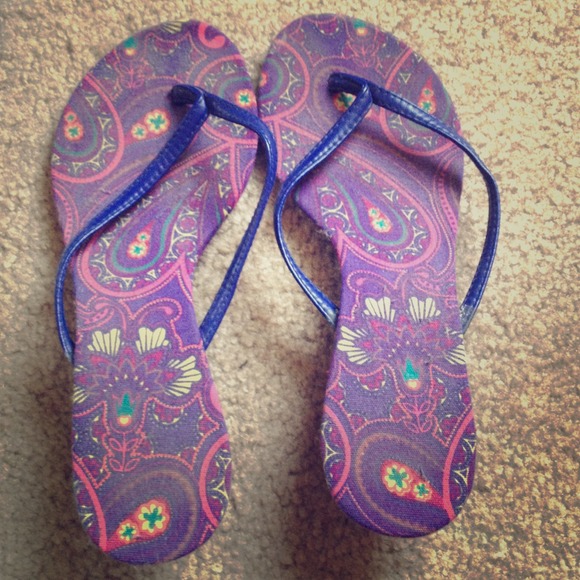 Purple pattern style sandals! Awesome shape