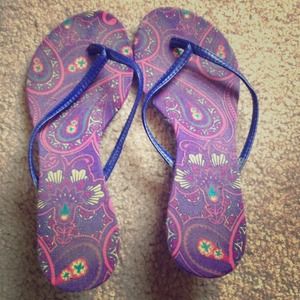 Purple pattern style sandals! Awesome shape