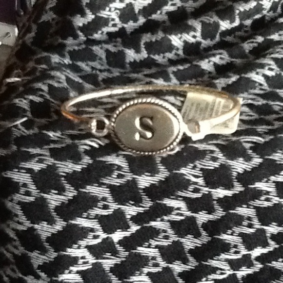 Never Been Worn (S) Initial Bracelet