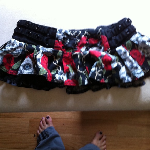 Skirt with roses and skulls