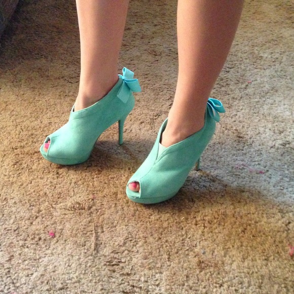 🚫SOLD🚫Mint high heel peep toe booties with bows - Picture 4 of 4
