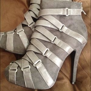 🚨HOLD🚨Strappy boots ankle boots -gray