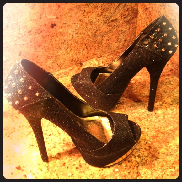 2b High Heals. Never Worn - Picture 1 of 3
