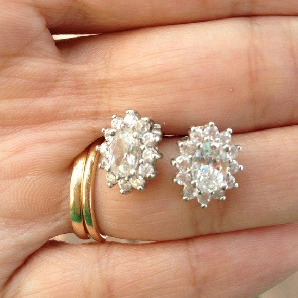 White gold zirconia stud earrings