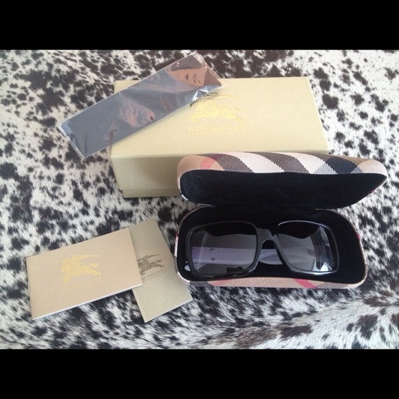 🚫SOLD via eBay🚫Burberry Sunglasses - Picture 2 of 4
