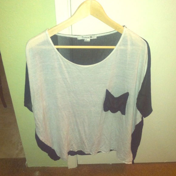 Flowy black and white color block pocket tee SOLD